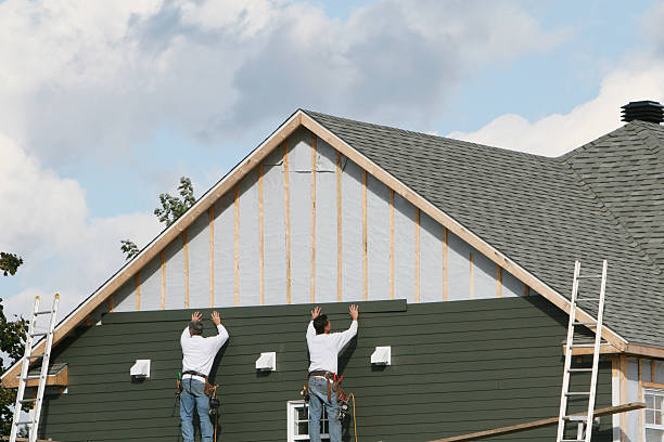 Professional Wood Siding technician working in Lincoln, IL